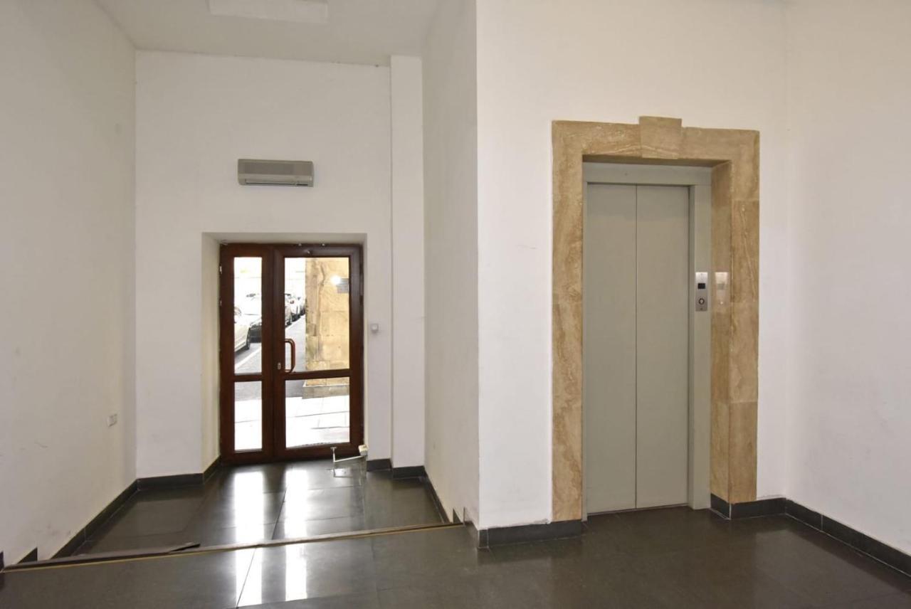 Byuzand7 New Building In Republic Square Yerevan Bagian luar foto